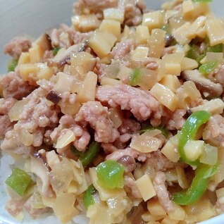 アジアンそぼろ丼